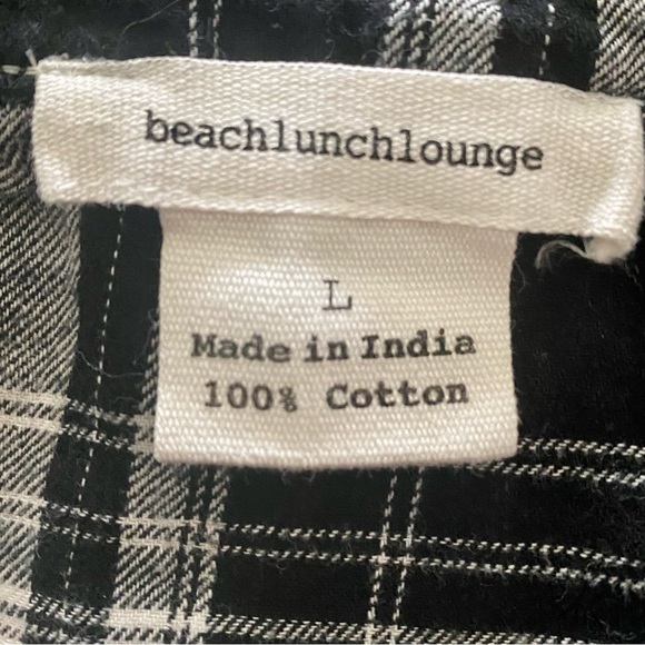 Black and white button down - Picture 4 of 6